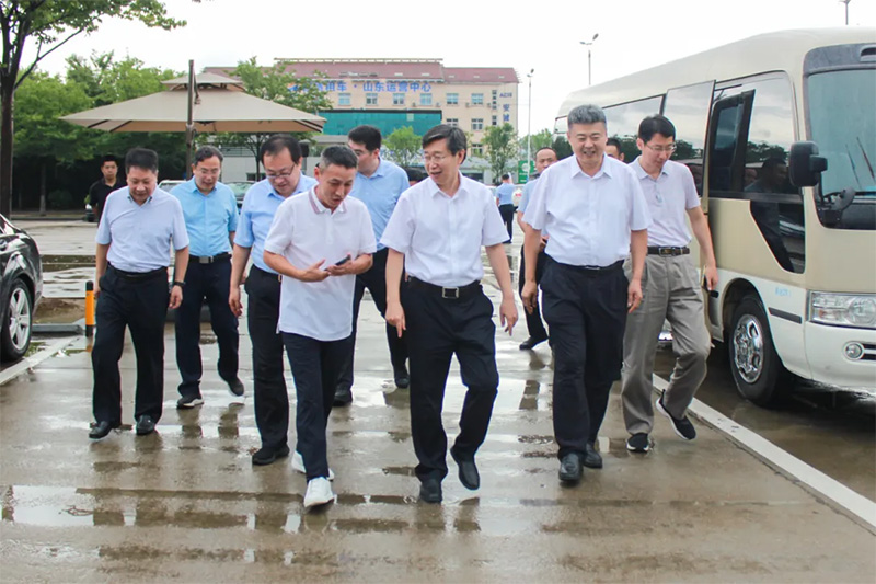 银河集团有军魂|省政府向导莅临银河集团视察旅行