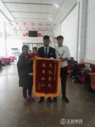 他跳入水中，，，一连救出四人 